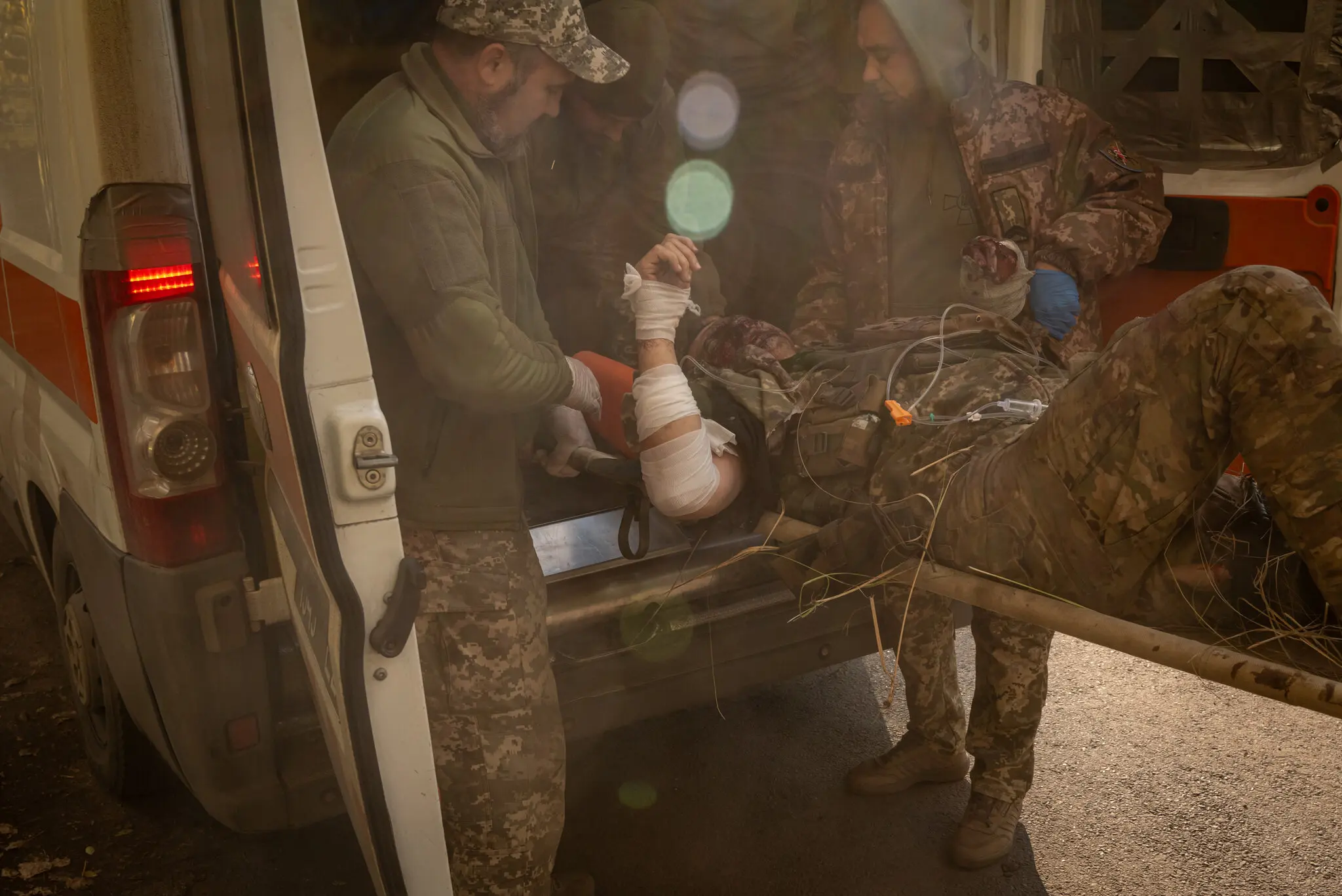 Пораненого українського військового везуть на стабілізаційний пункт у Донецькій області, на сході України, 17 жовтня